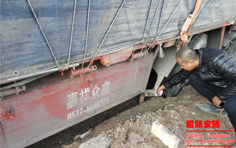 2017年10月24日工地大車陷進(jìn)泥里，工人師傅們齊心協(xié)力***后成功解決問題。